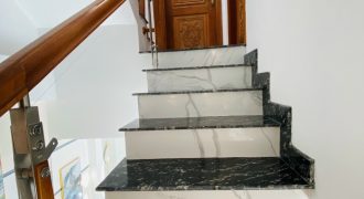 BÁN HAI CĂN NHÀ MỚI XÂY 1 TRỆT 2 LẦU (CÓ SÂN ĐẬU ÔTÔ) – TRỤC CHÍNH HẺM 876 TRẦN NAM PHÚ – THÔNG RA BỜ HỒ BÚN XÁNG